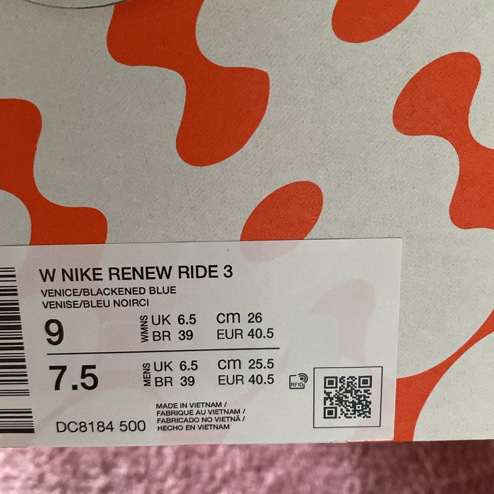 Nike - Picture 2 of 3
